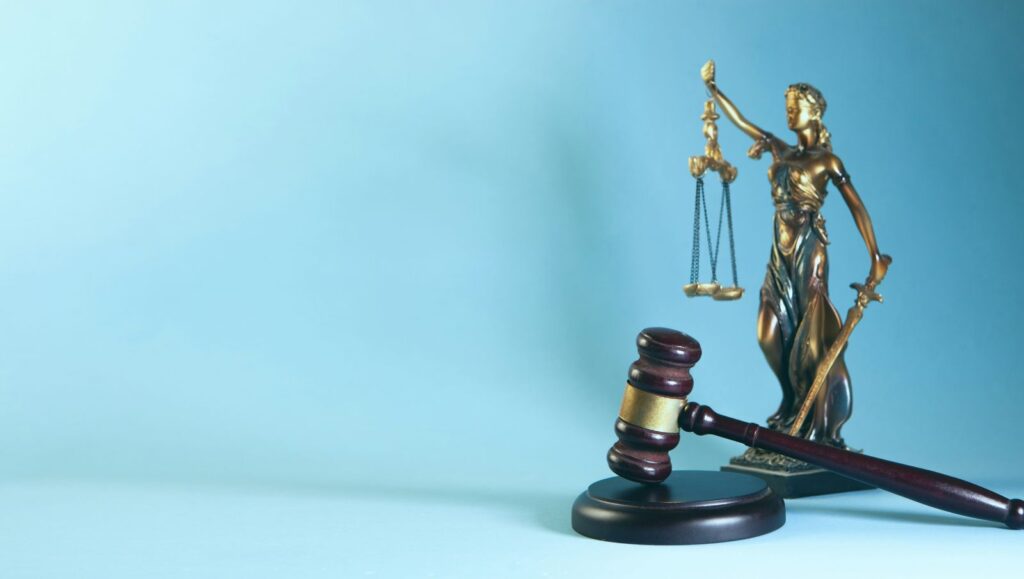 Scales of justice and a court gavel representing Alabama's statutory cannabis possession limits