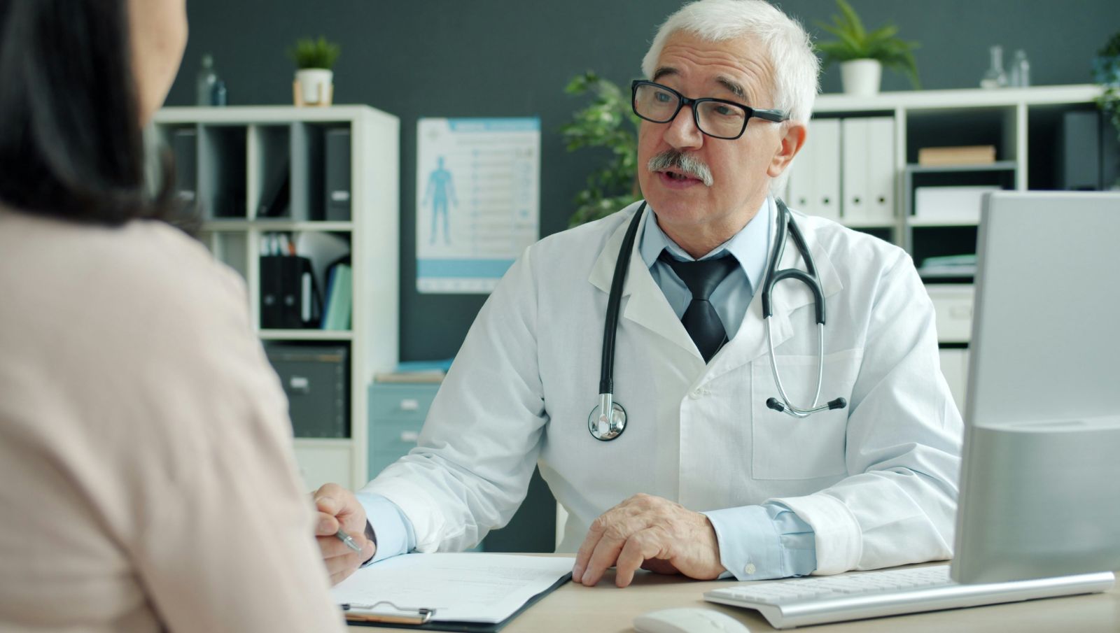 Physician discussing Alabama medical cannabis dosage limits with a patient during a consultation